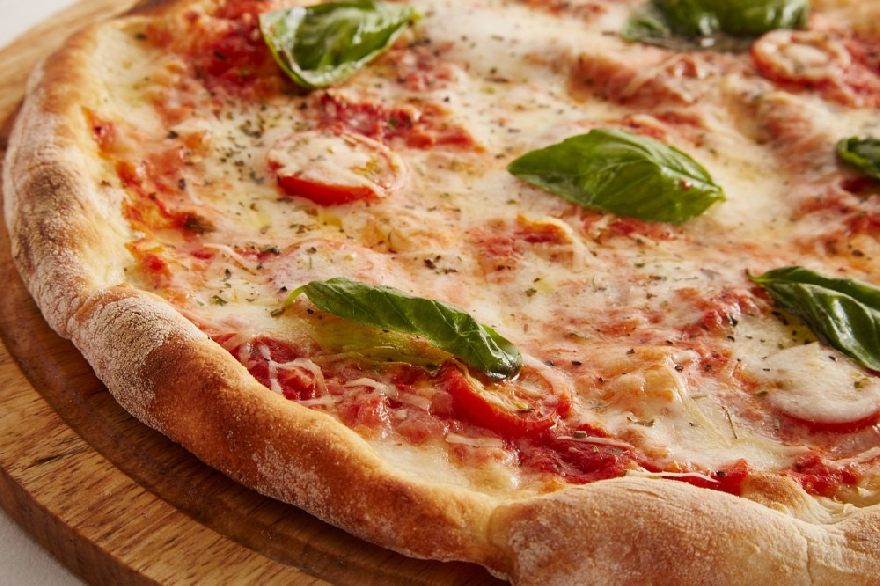 Leckere Pizza wie ofenfrisch aus dem Steinofen. Probieren sie die Leckere Pasta und Pizza beim Spexarder Pizzahaus aus.